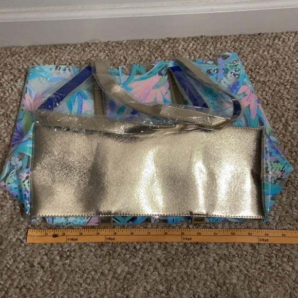 Last one! 🎉 2x Host Pick! 🎉 NWT Lilly Pulitzer Printed Pool/Beach Tote - Picture 9 of 14